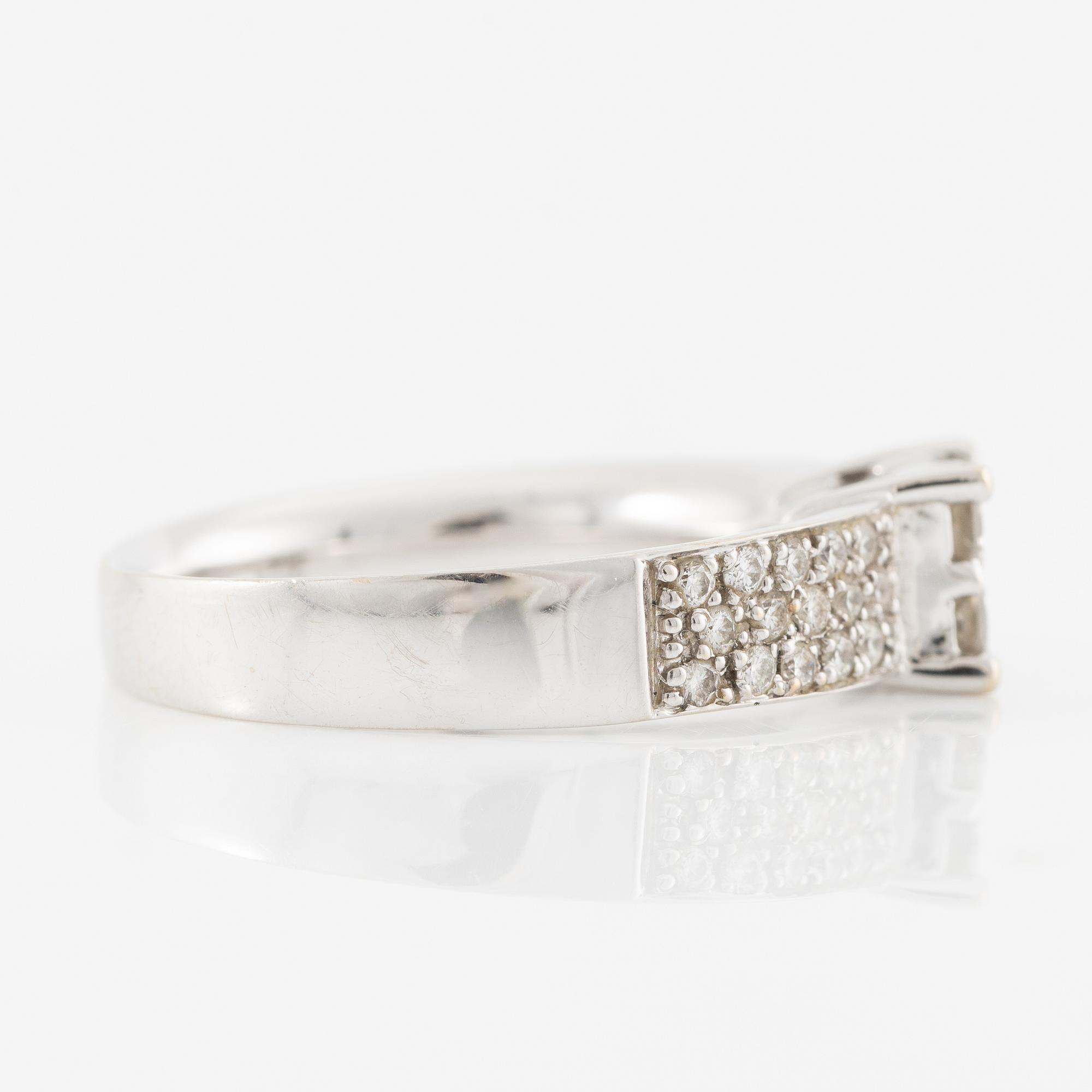 Ring and a pair of earrings, 18K white gold with princess-cut and brilliant-cut diamonds.