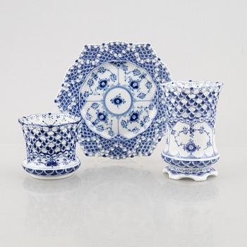 Two vases and a dish, "Blue Fluted Full Lace" / "Musselmalet", Royal Copenhagen, 1953 and 1974-83.