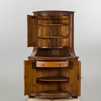 HÖRNSKÅP, gustavianskt, 1700-talets senare del / sekelskiftet 1800.