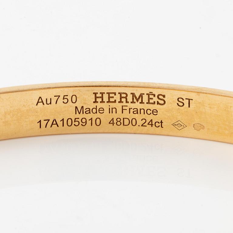 Hermès a bangle "Collier de chien" in 18K gold with round brilliant-cut diamonds.