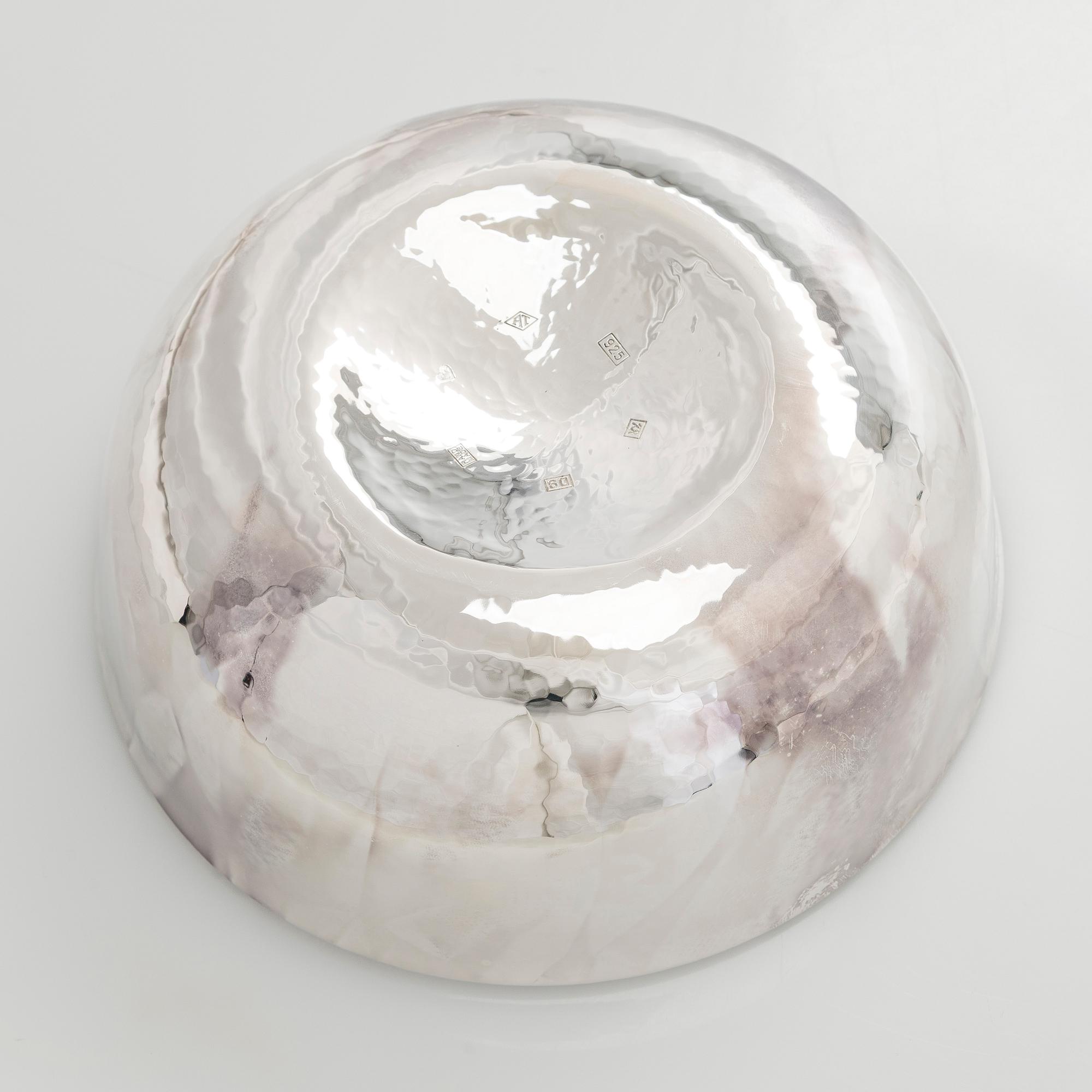 A. Tillander, malja, sterlinghopeaa ja emalia. Turku 2005.