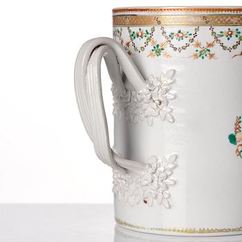 Mugg, kompaniporslin. Kina, Qingdynastin, Qianlong (1736-95).