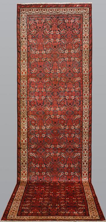 Runner, Hamadan, ca 420 x 105 cm.