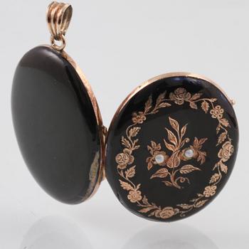 HÄNGE/BERLOCK, låghaltigt guld med svart emalj samt 2 odlade pärlor. Vikt 12,3 gram.