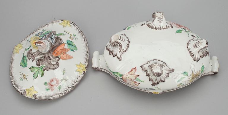 TERRIN med LOCK, porslin, rokokostil, signerad M. Jonson, troligen Sverige 1900-tal.