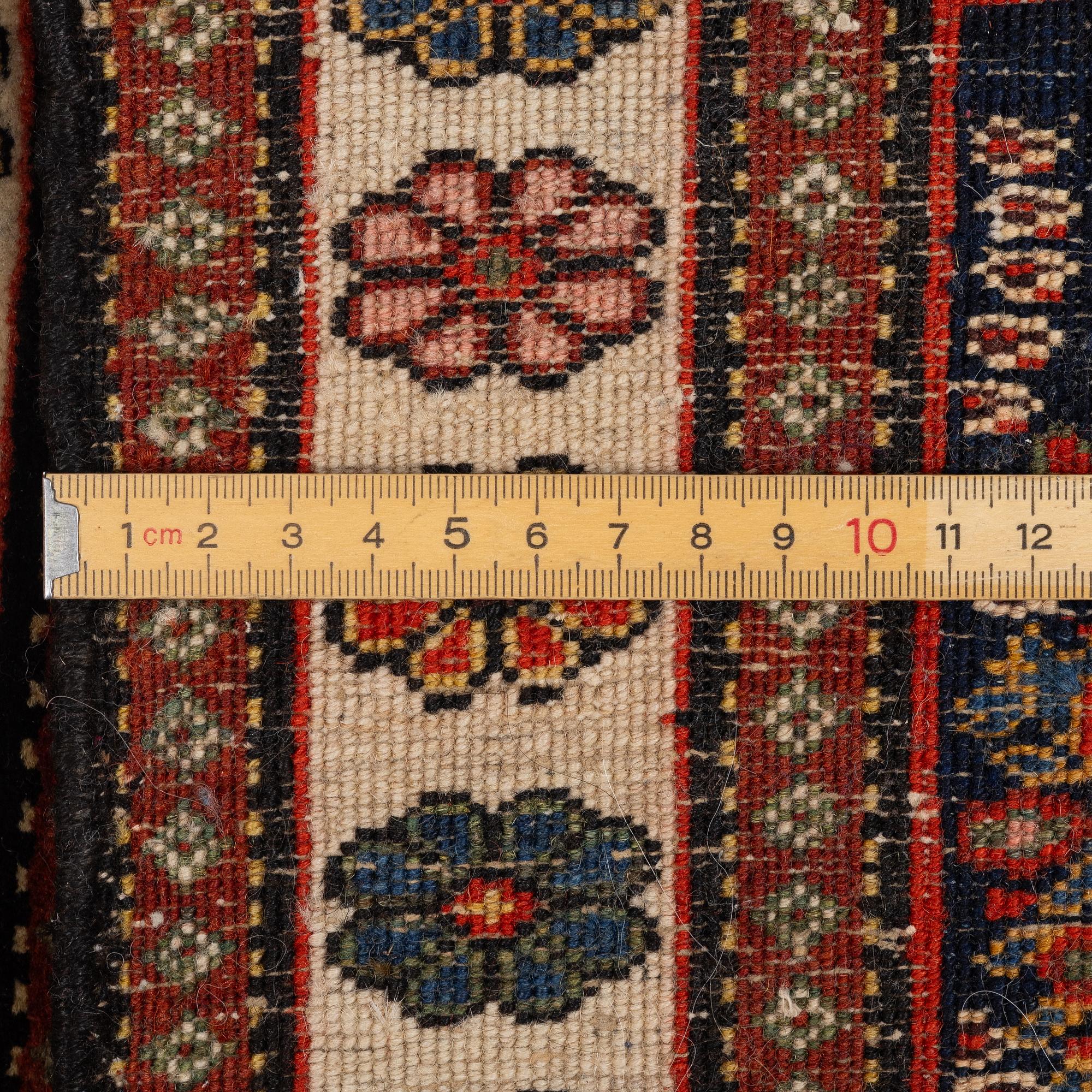 Matta/Kudde. Afshar ca 77 x 66 cm.