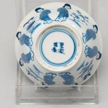 KOPPAR med FAT, fyra stycken, porslin. Qingdynastin Kangxi (1662-1722).