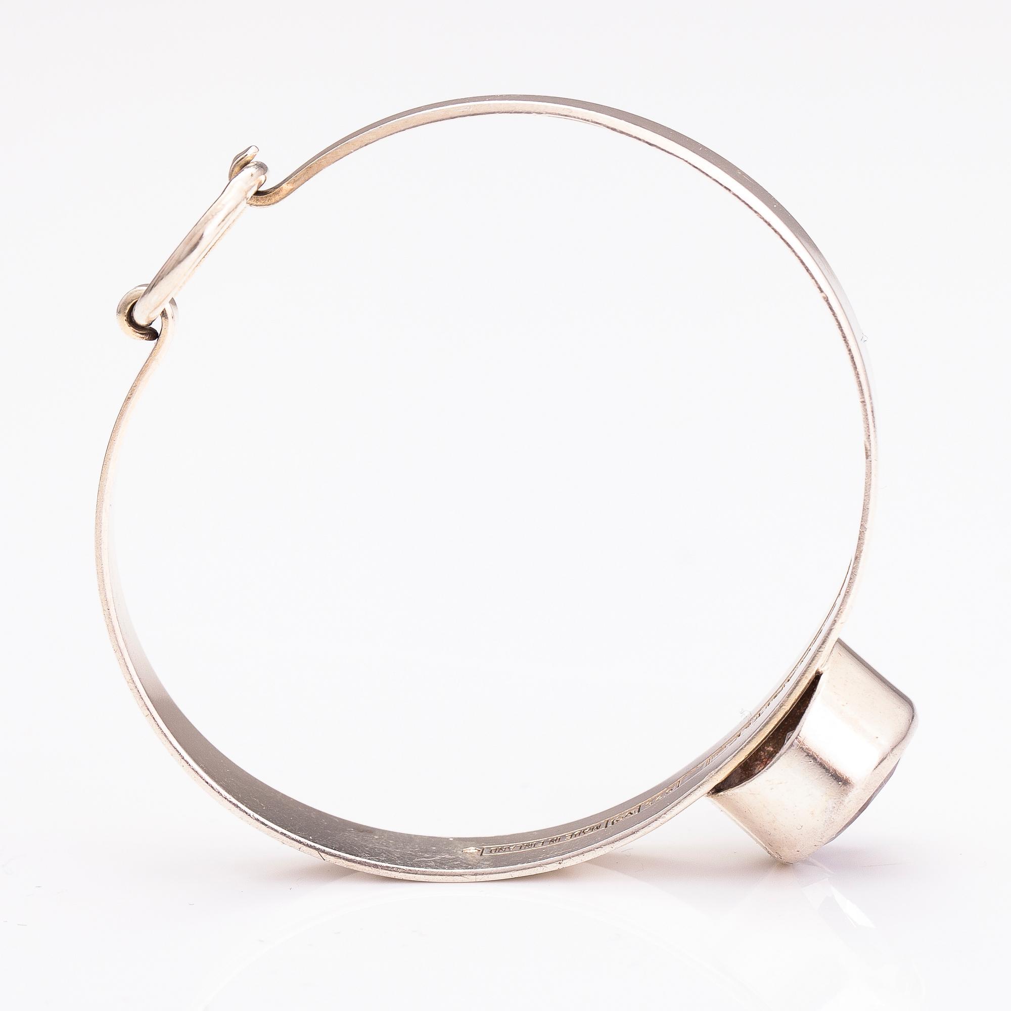 ERIK GRANIT, SORMUS, KAULAKORU ja RANNEKORU, hopeaa ja vuorikidettä. Helsinki 1962-81.