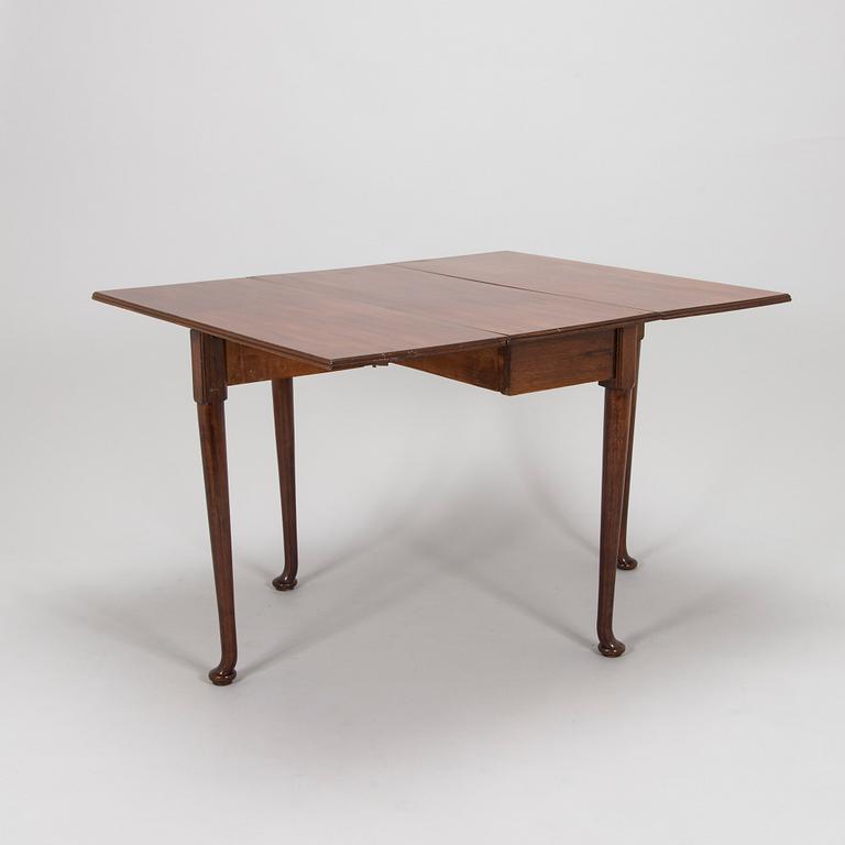 English mahogany veneered drop-leaf table, 19th century.