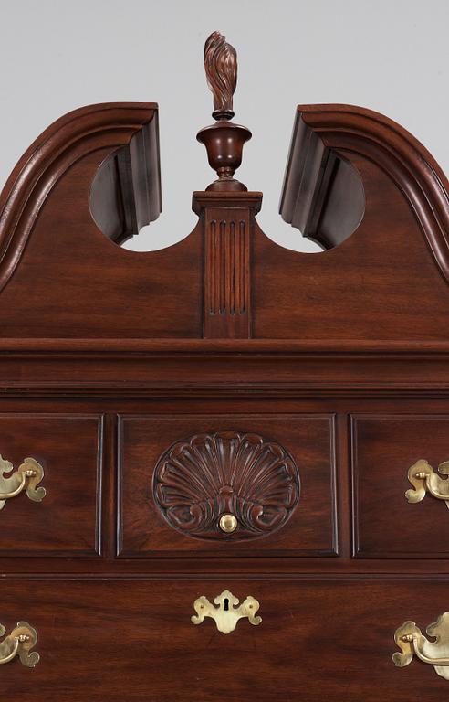 BYRÅ, "Tallboy", Henkel Harris, Virginia Galleries, omkring 1900-talets mitt, brännmärkt.