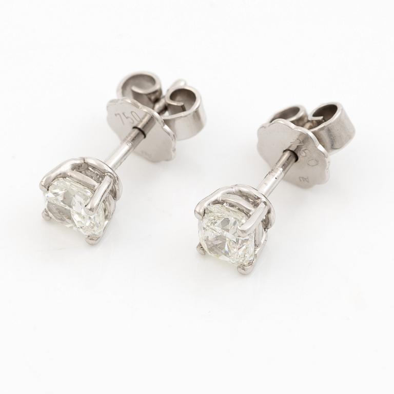 Örhängen, ett par,  18K vitguld med cushionslipade diamanter totalt 1.03 ct, medföljande GIA dossier.