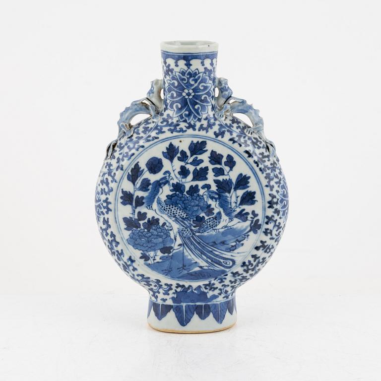 A blue and white moon flask, porcelain, China, Qing Dynasty, 19th century.
