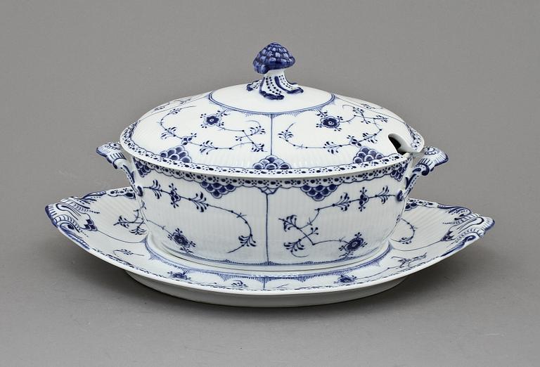 TERRIN med UNDERFAT, porslin, "Musselmalet", Royal Copenhagen, 1900-talets första kvartal.