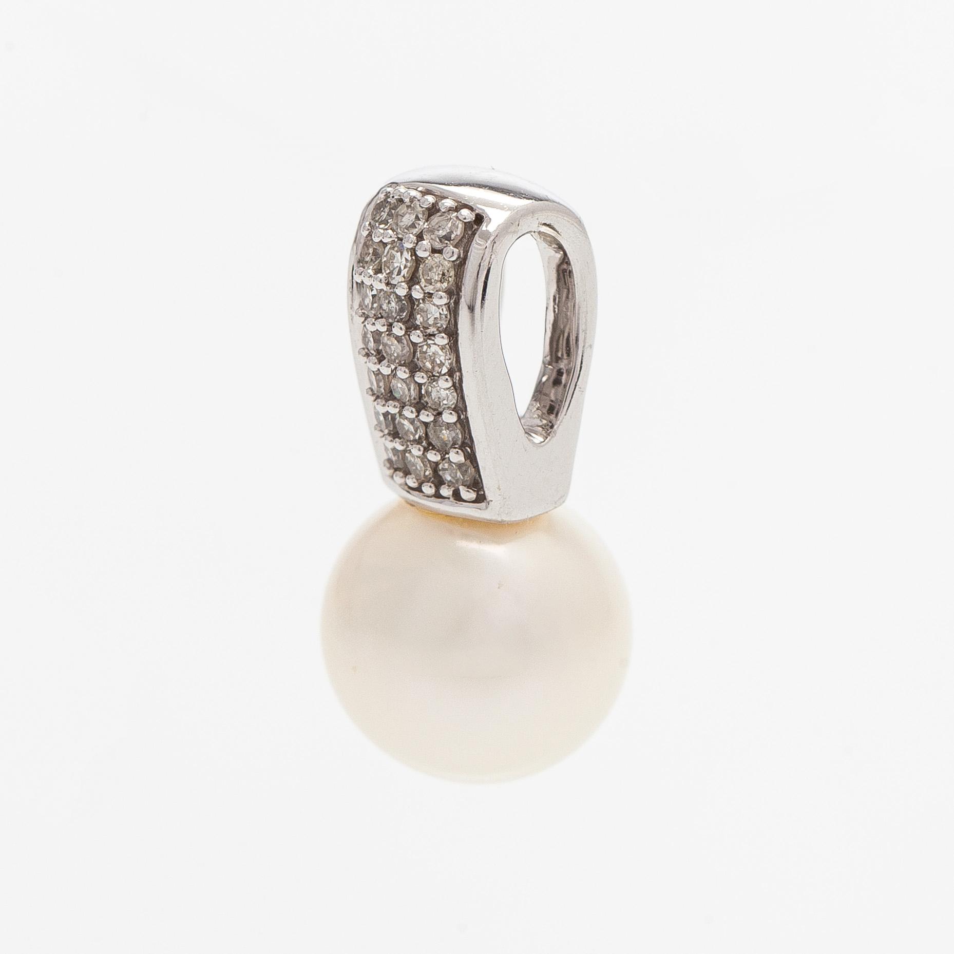 Hänge, odlad pärla, åttkantslipade diamanter, 14K vitguld.