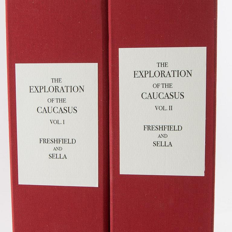 Freshfield, Douglas W.: The Exploration of the Caucasus. Förstaupplaga 1896. 2 band. Fotograf Vittorio Sella.