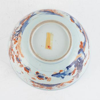 A Chinese imari exportporcelain punchbowl, Qing dynasty, Qianlong (1736-95).