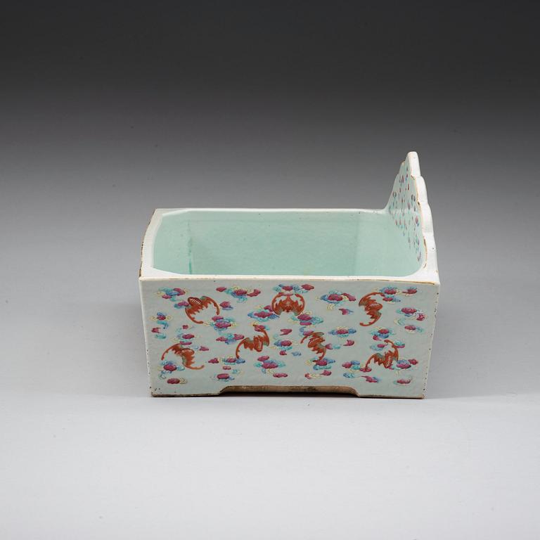 A pair of hand basins, Qing dynasty, early 20th century.