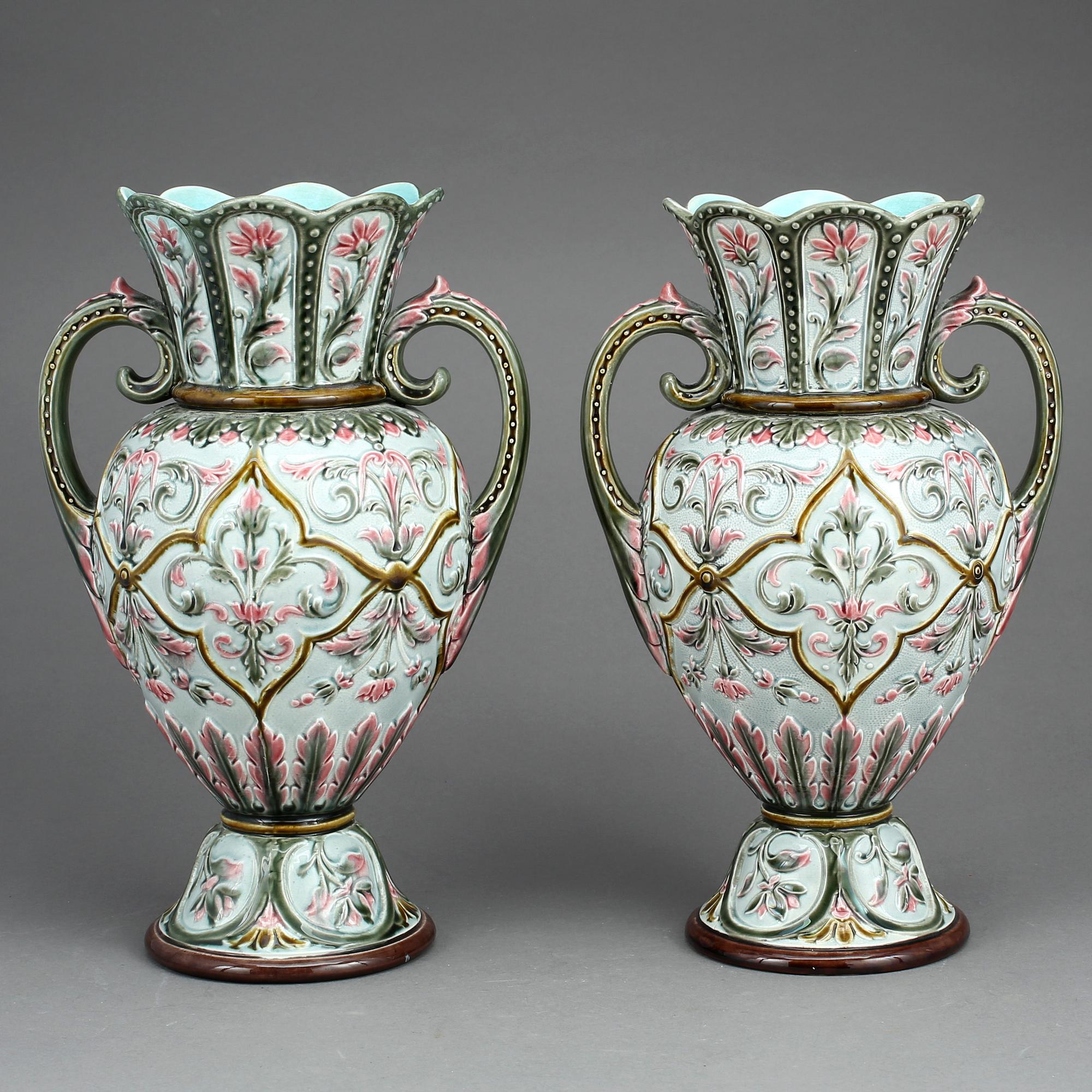 VASER, ett par, majolika, Rörstrand, 1800-talets slut.