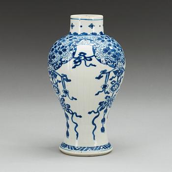 VAS, porslin. Qing dynastin, Kangxi (1662-1722).