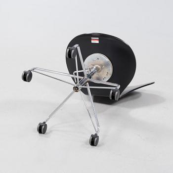 A desk chair by Arne Jacobsen for Fritz Hansen, model "Sjuan", 1992.