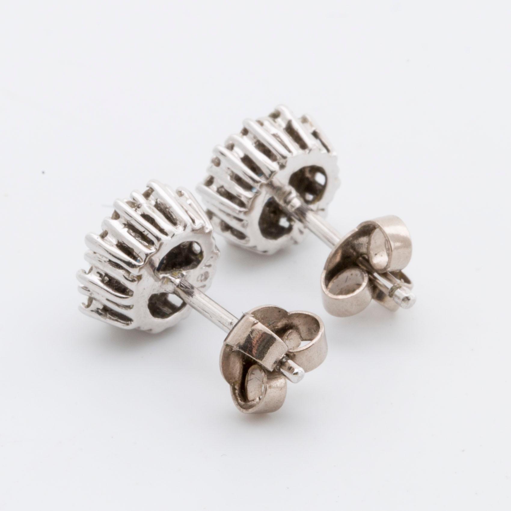 ÖRHÄNGEN 18K vitguld m safirer ca 4 x 3 mm och briljanter ca 0,40 ct totalt.