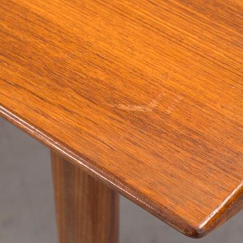 a coffee table veneered with teak designed by Tove & Edvard Kindt-Larsen for Säffle möbelfabrik, 1950s/60s.