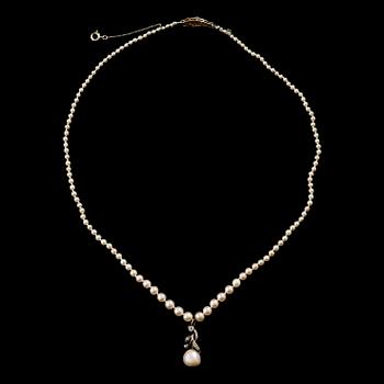 179. PÄRLCOLLIER med doserade, förmodligen orientaliska, pärlor, med pärl- och diamanthänge.