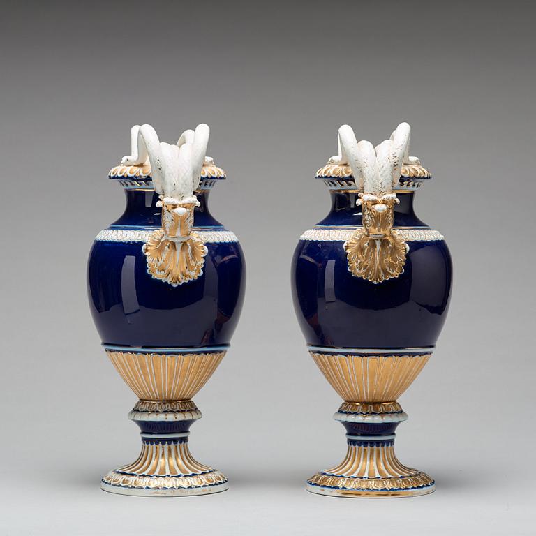 PRAKTURNOR, ett par, porslin. Meissen, omkring 1900.
