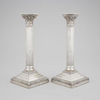 LJUSSTAKAR, ett par, silver, London, England, 1897.