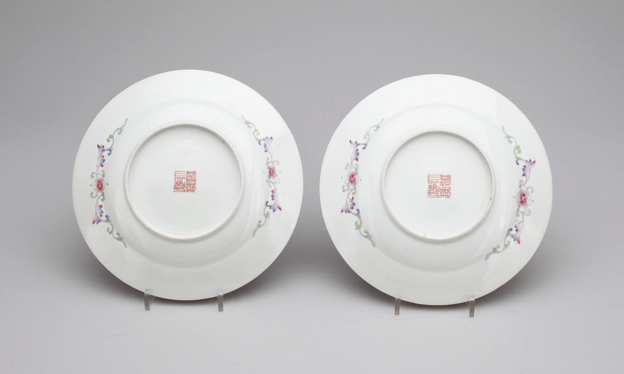 TALLRIKAR, ett par, porslin, Kina,  1900-tal.