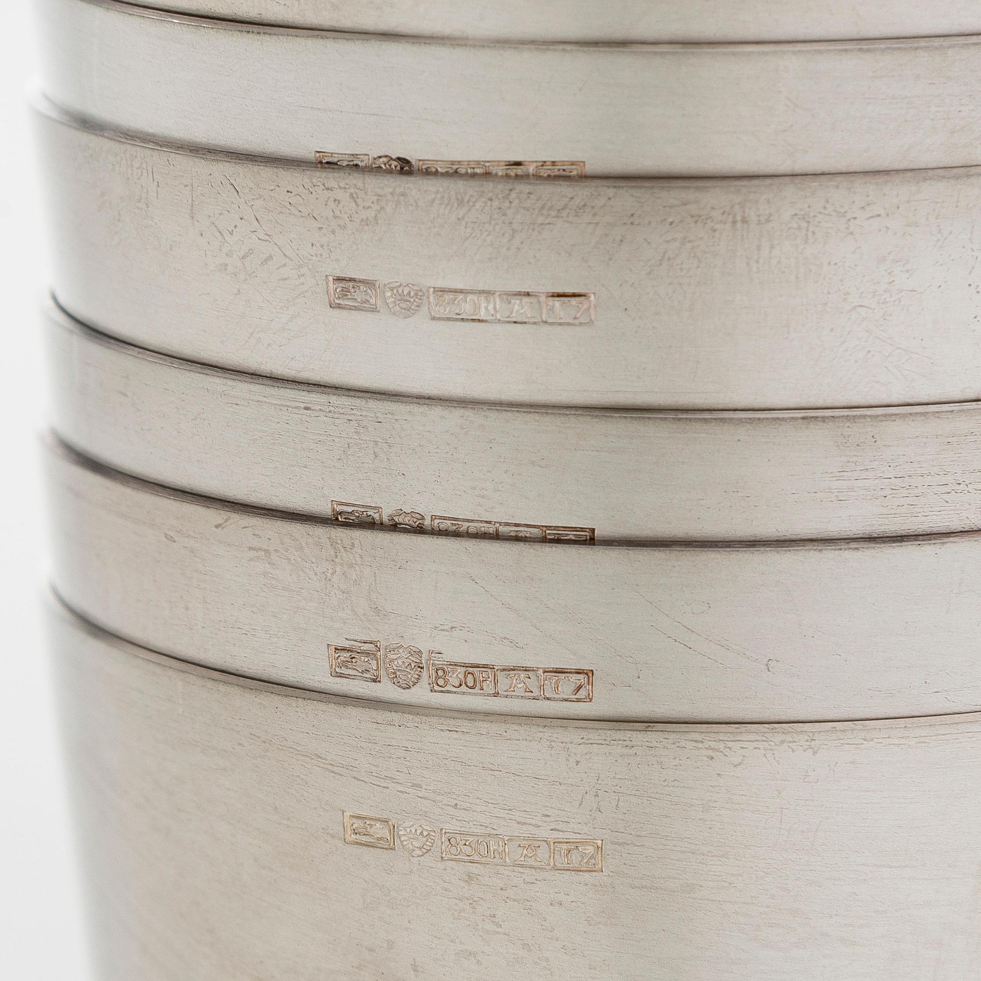 A silver punch bowl with ladle and six beakers, Auran Kultaseppä, Turku 1975-76. In original wooden box.