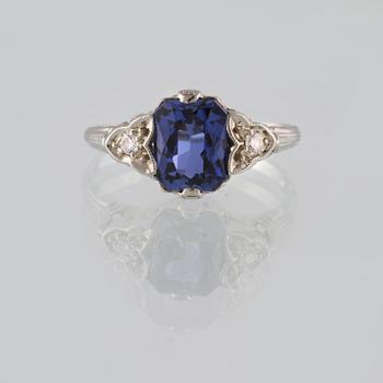 RING, 18K vitguld med 2 briljantslipade diamanter samt fasettslipad blå safir. Vikt 2,9 gram.