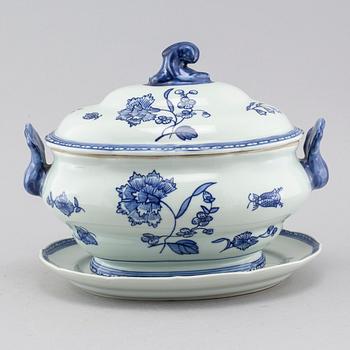 A porcelain terrine "Nejlika" from IKEAS 18th century series from the late 20th century.