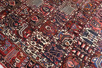 A Baktiari carpet, approx. 410 x 312 cm.
