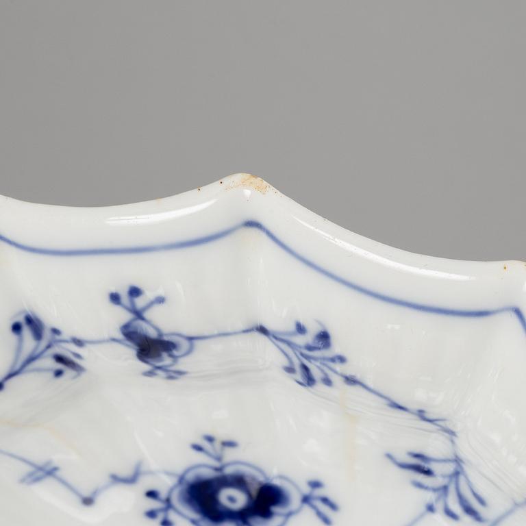 Royal copenhagen, servisdelar, 9 st, porslin, "Musselmalet" riflet, Danmark, delvis 1898-1923.