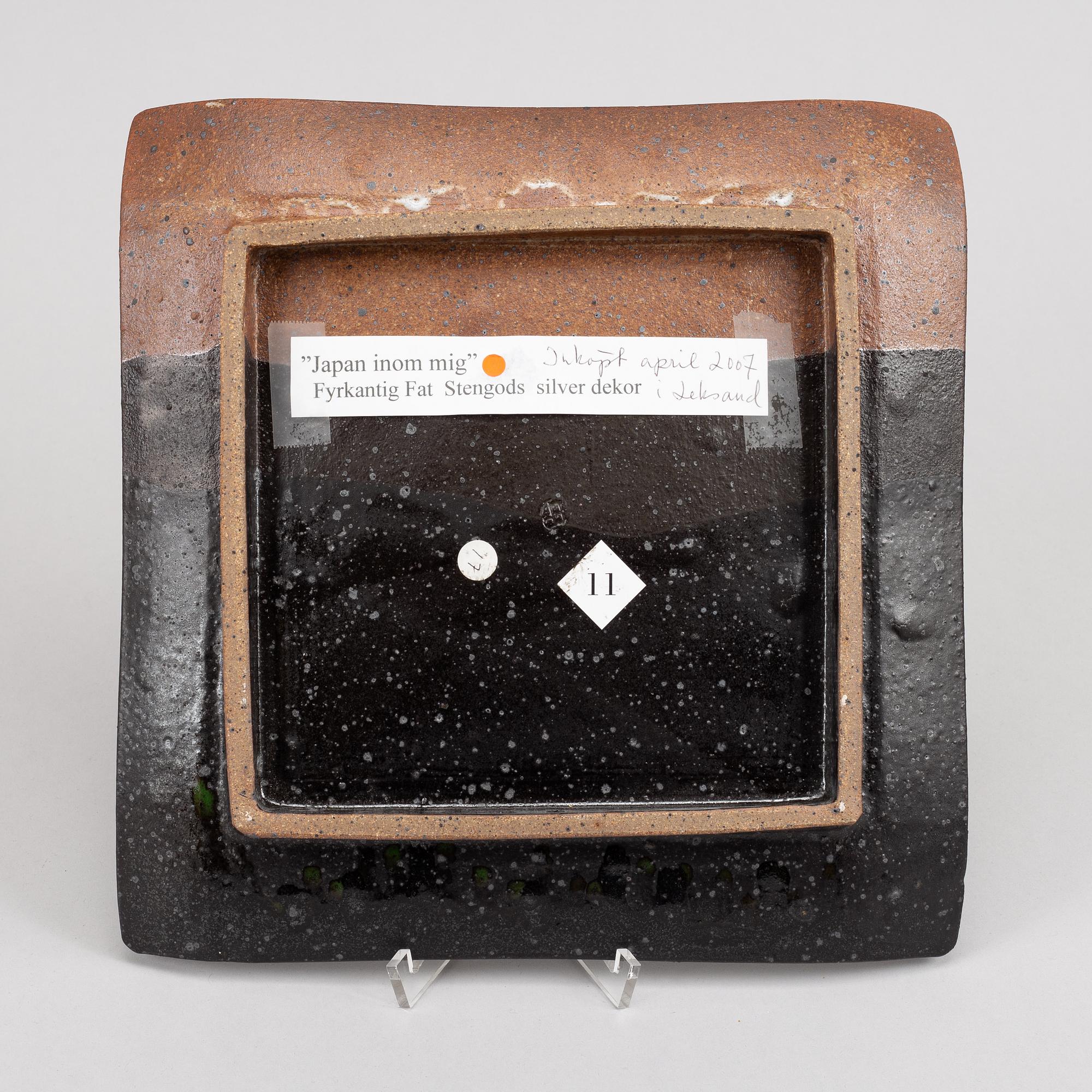 A Japanse dish by a contemporary artist. Signed.