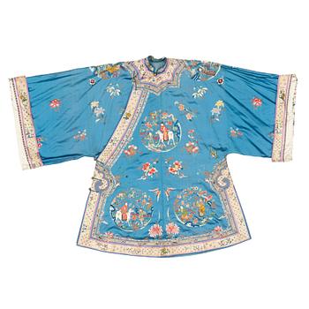 868. A Chinese embroidered robe, early 20th Century.