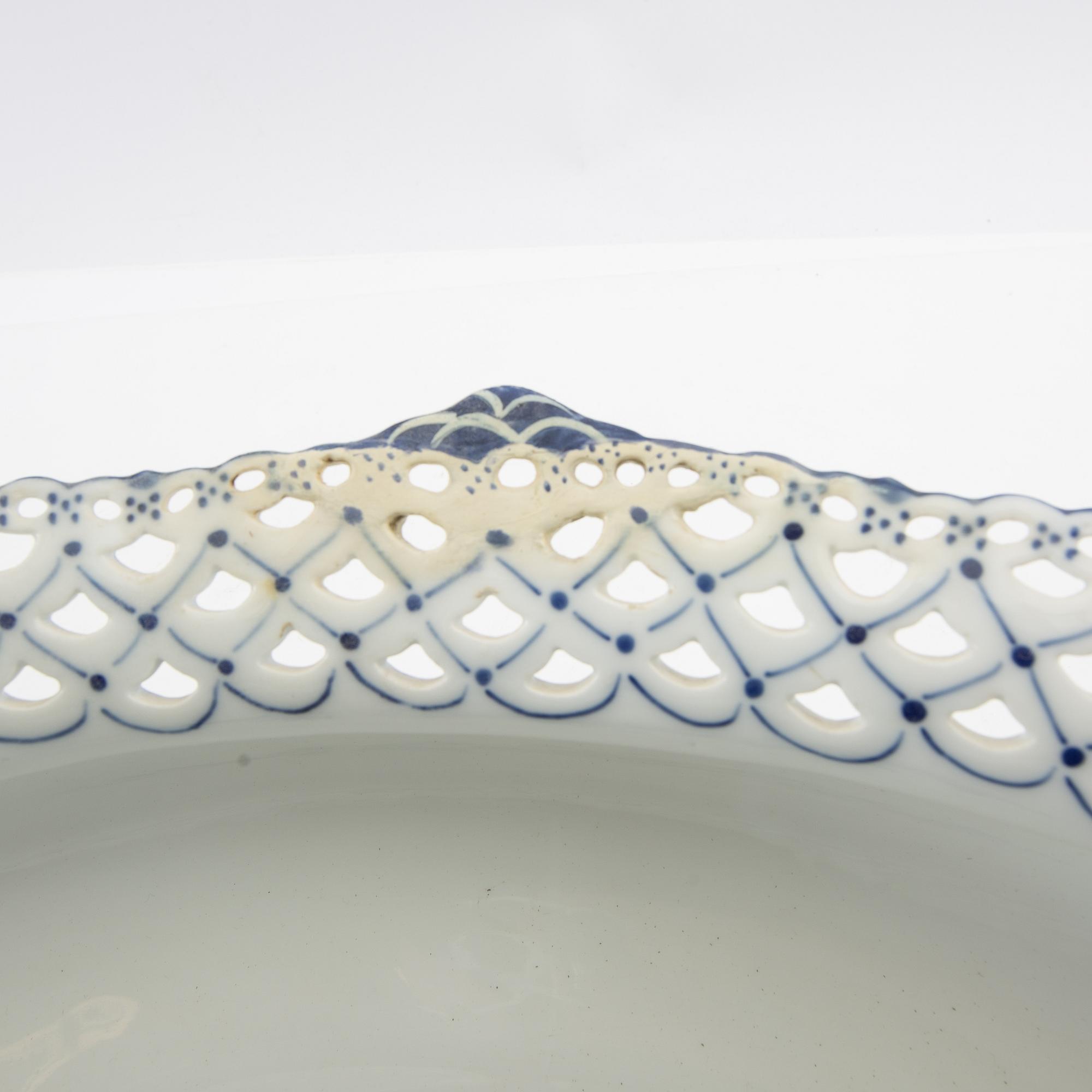 Jardinière "Musselmalet helblonde" Royal Copenhagen Denmark early 20th century porcelain.