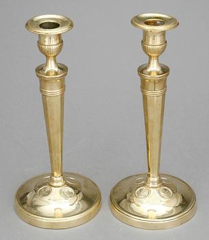 LJUSSTAKAR, ett par, mässing, directoire omkring 1800.