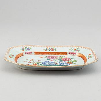 A famille rose serving dish, Qing dynasty, Qianlong (1736-95).