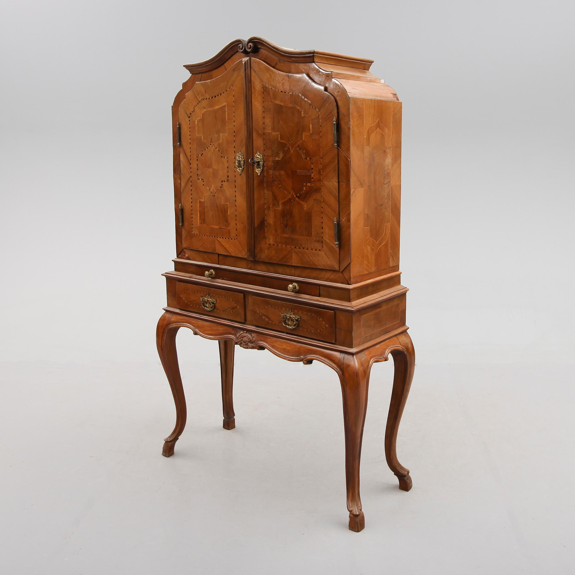 SKÅP PÅ BENSTÄLLNING, delvis rokoko, Sydeuropa, 1700-/1900-tal.