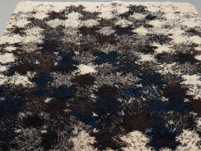 Ingrid Dessau, A carpet, "Björnloka", knotted pile, ca 238-239 x 181-183,5 cm, designed by Ingrid Dessau.