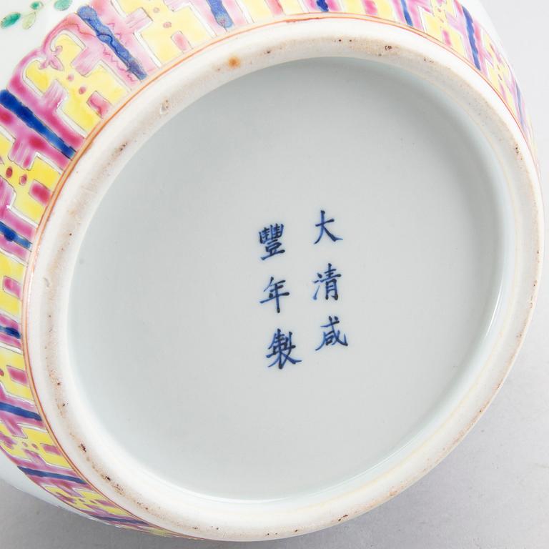 KRUKA, porslin. Kina, Modern tillverkning.