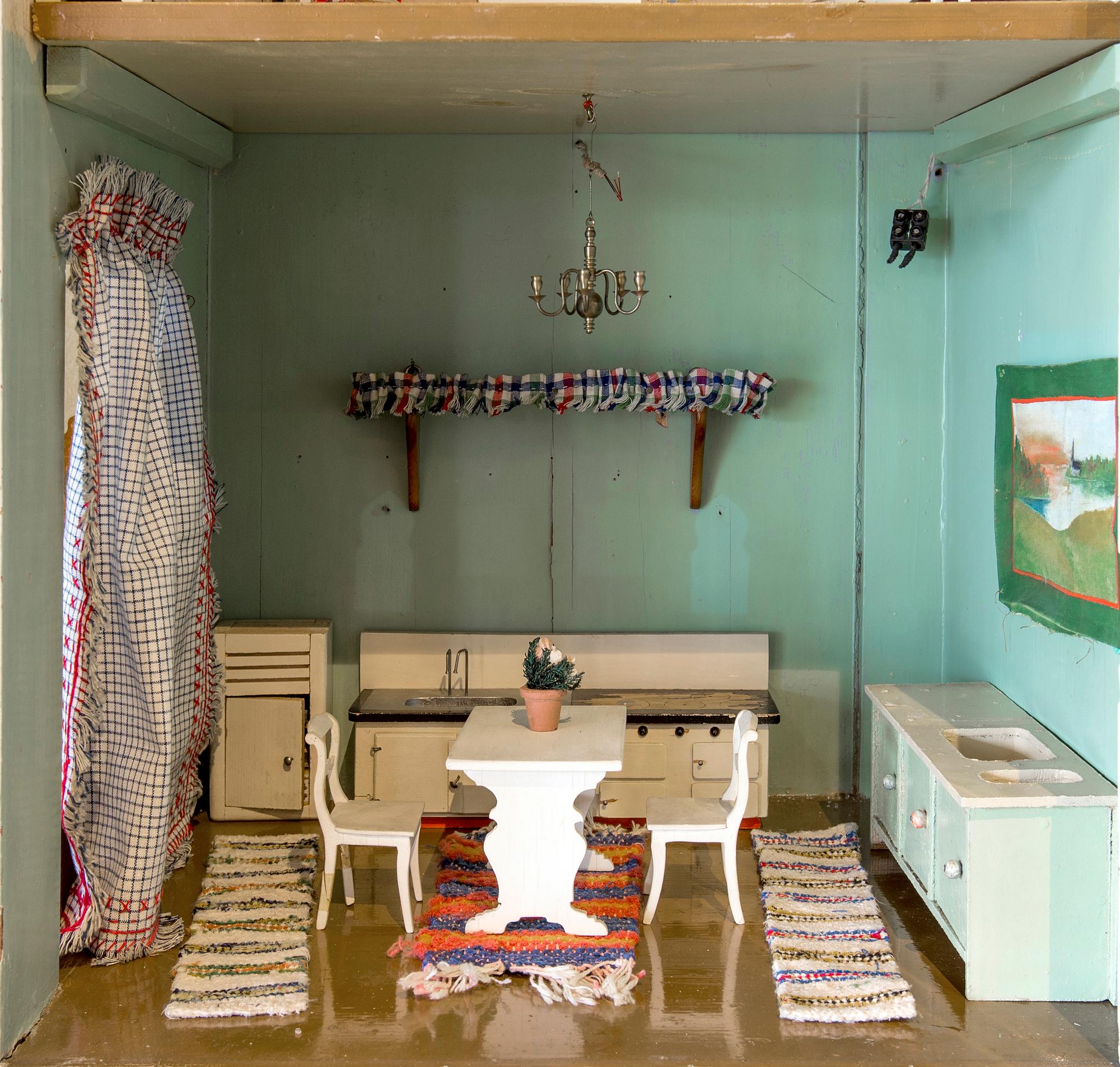 DOCKSKÅP MED TILLBEHÖR, bland annat Nolbyn och Nordiska Kompaniet, 1900-talets första hälft.