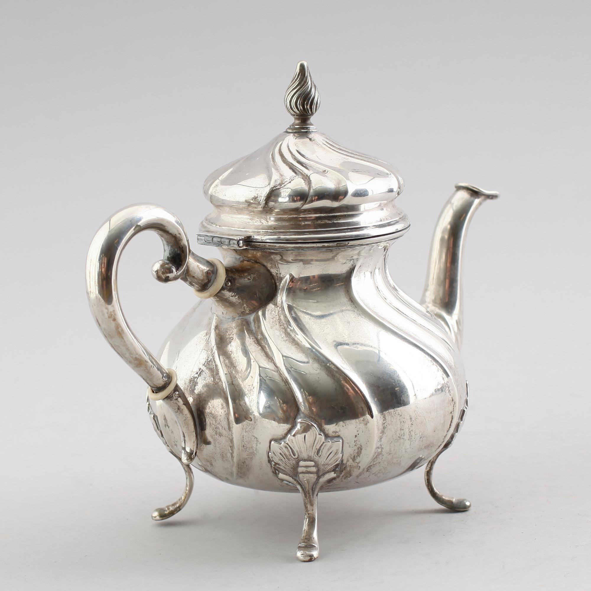 TEKANNA, silver, Danmark, 1900-talets första hälft. Vikt ca 459 gram.