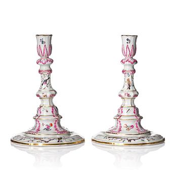 462. A pair of Meissen candle sticks, period of Marcolini, cira 1800.