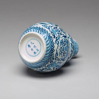 A blue and white double gourd vase, Qing dynasty, Kangxi (1662-1722).