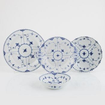 Royal Copenhagen, matservis, 70 delar, "Musselmalet", Danmark.