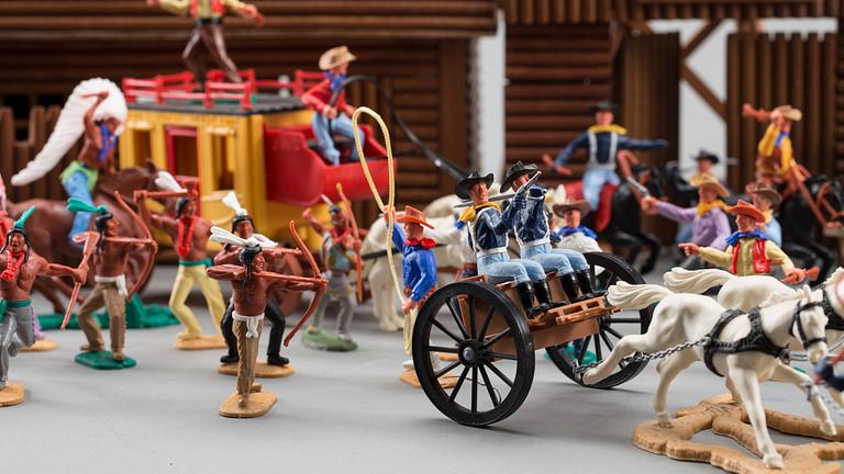 A SET OF WESTERN FIGURES AND FORT BY OEHME & SÖHNE GERMANY AND TIMPO TOYS ENGLAND.