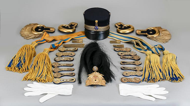 UNIFORM med TILLBEHÖR, för överste löjtnant vid I16 Halmstad, bla m/1886.